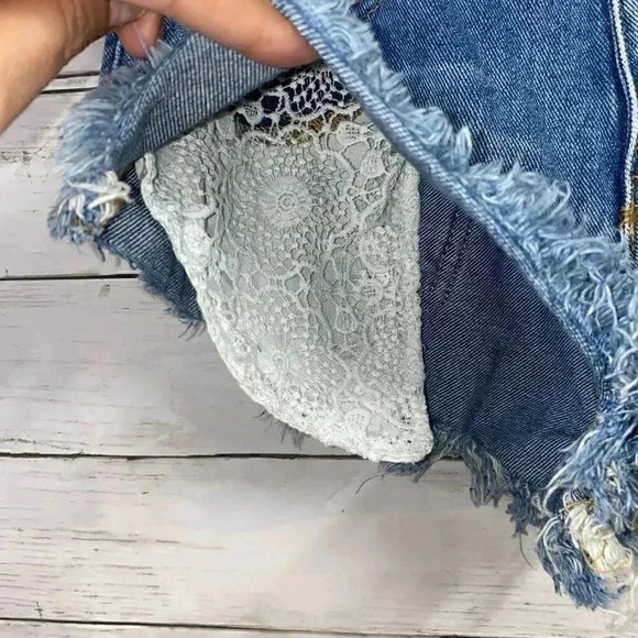 Kendall & Kylie High Rise Shorts - Picture 6 of 7